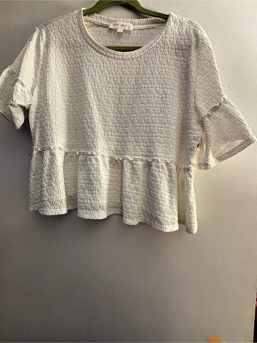 Pink Rose Short Sleeve Textured Blouse in White Size Small Like New
